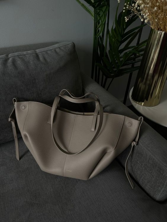 ELVINA | RUCHED SIDE STRUCTURED TOTE BAG